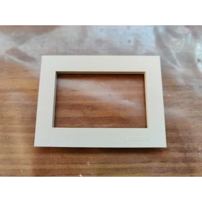 Placca Mostrina grigio sabbia 3 posti Bticino TEKNE art. 13833S