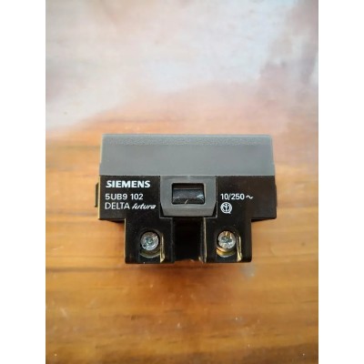 Presa 10A Siemens DELTA Futura art. 5UB9102
