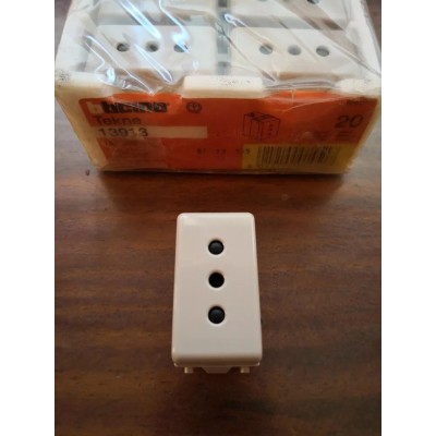 Nr. 5 Prese 10A 2P+T Bticino TEKNE art. 13913