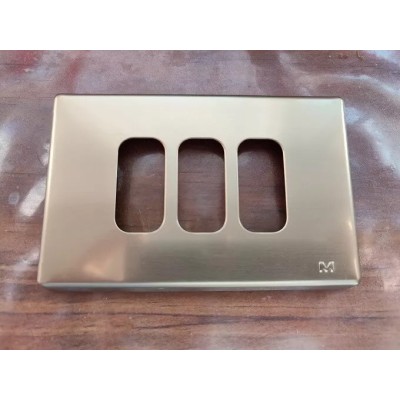 Placca in alluminio color bronzo 3 posti/fori Legrand Molveno GL2000
