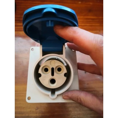 Presa CEE da quadro 32A 220V + terra Bticino