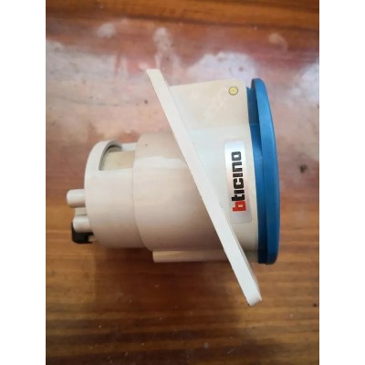 Presa CEE da quadro 32A 220V + terra Bticino