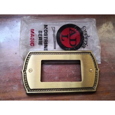 Placca ottone curva ADL Fonderia 3 posti foro unico per Bticino Magic