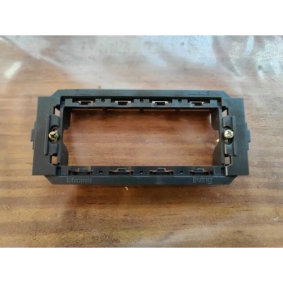 Supporto Telaio 4 posti Bticino Living Classic art. 4704 prima serie