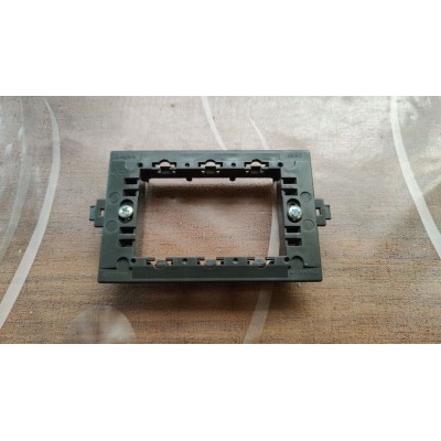 Supporto Telaio 3 posti Legrand ERGO art. 701 95