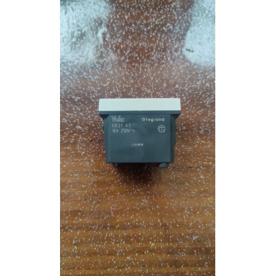 Presa Bipasso Bivalente 10A/16A Legrand Vela art. 6831 41