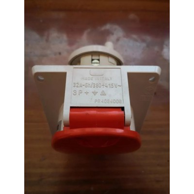 Presa CEE da quadro 32A 380V + terra Bticino