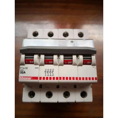 Bticino Btdin Sezionatore 4 moduli 32A 400V F74/32