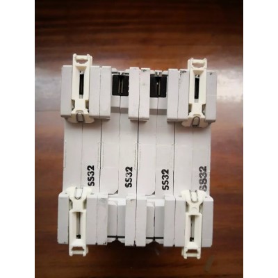 Bticino Btdin Sezionatore 4 moduli 32A 400V F74/32